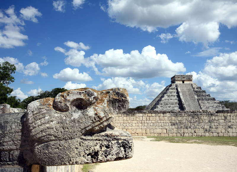 Aztecas y Mayas